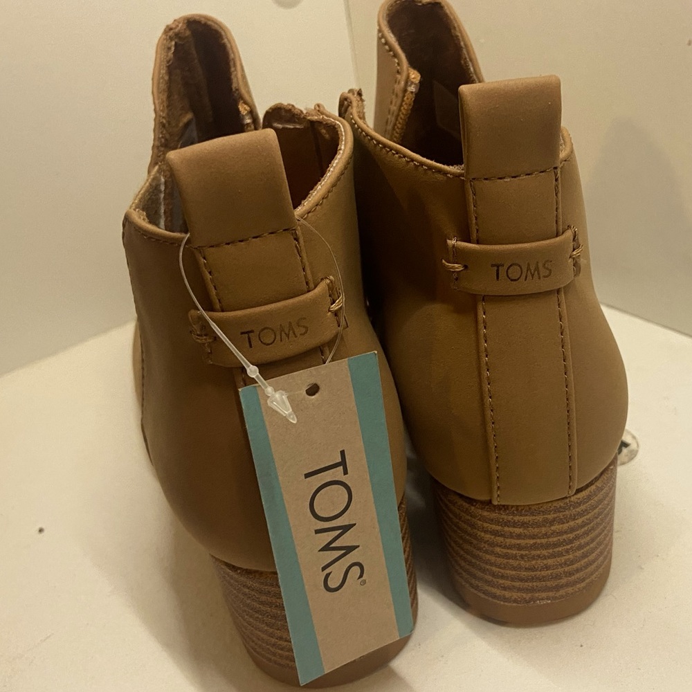 Youth Toms size 5